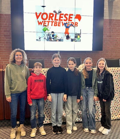 Lotta (zweite Schülerin von rechts) und ihre Begleitung