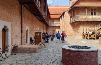 Das Bild zeigt den Burghof der Burg von Gyula.