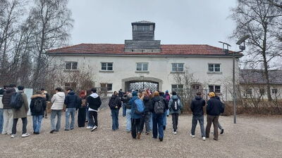 Schülerinnen und Schüler vor der Gedenkstätte Dachau