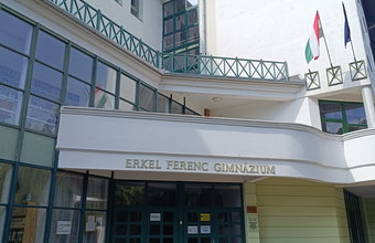 Das Bild zeigt das ungarische Gymnasium Erkel Ferenc.