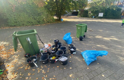Gefüllte Sammel-Eimer, Zangen und Müllsäcke nach der Schul-Müllsammelaktion in Ditzingen.
