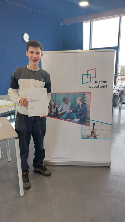 Justus gewinnt den Regionalwettbewerb bei Jugend debattiert.