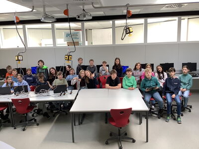 Die Schülerinnen und Schüler der Klasse im PC-Raum des Gymnasiums an ihren Arbeitsplätzen.