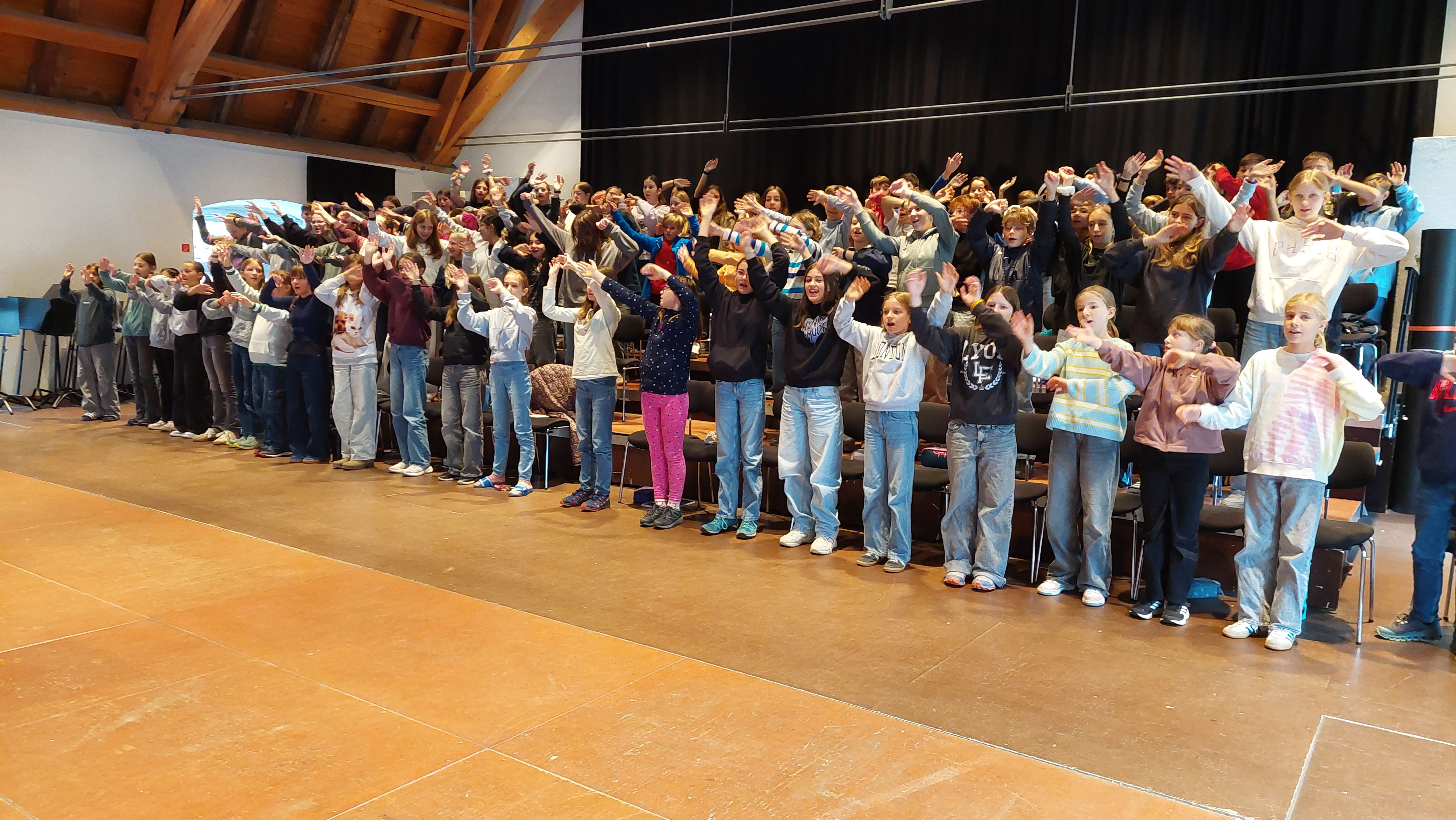 Der Musicalchor probt das Lied "Hand in hand with an friend"