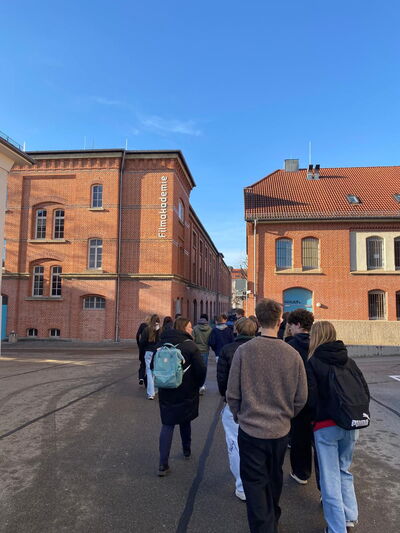 Schülerinnen und Schüler auf dem Gelände der Filmakademie.