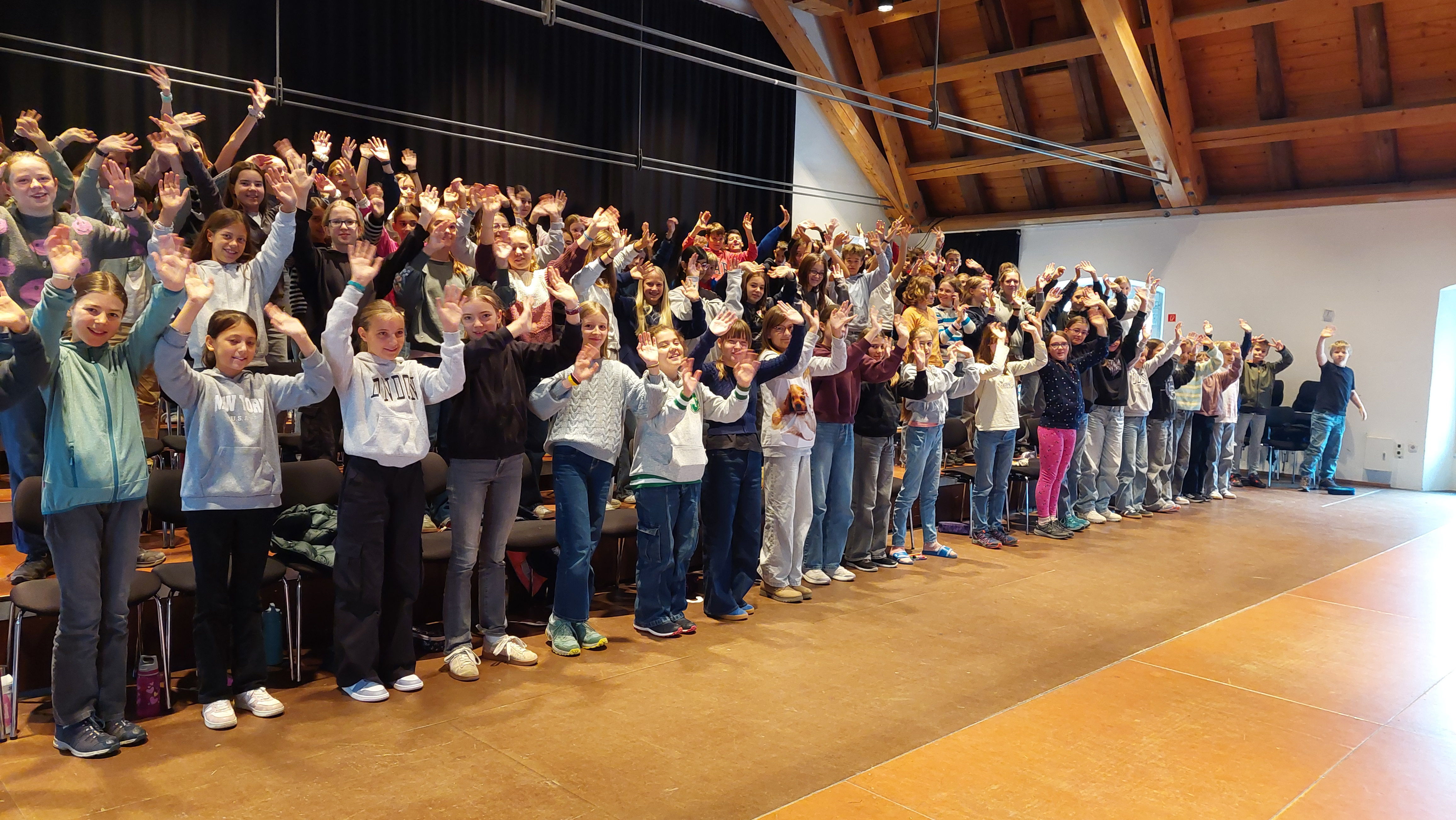 Der Musicalchor probt das Lied "Hand in hand with an friend"