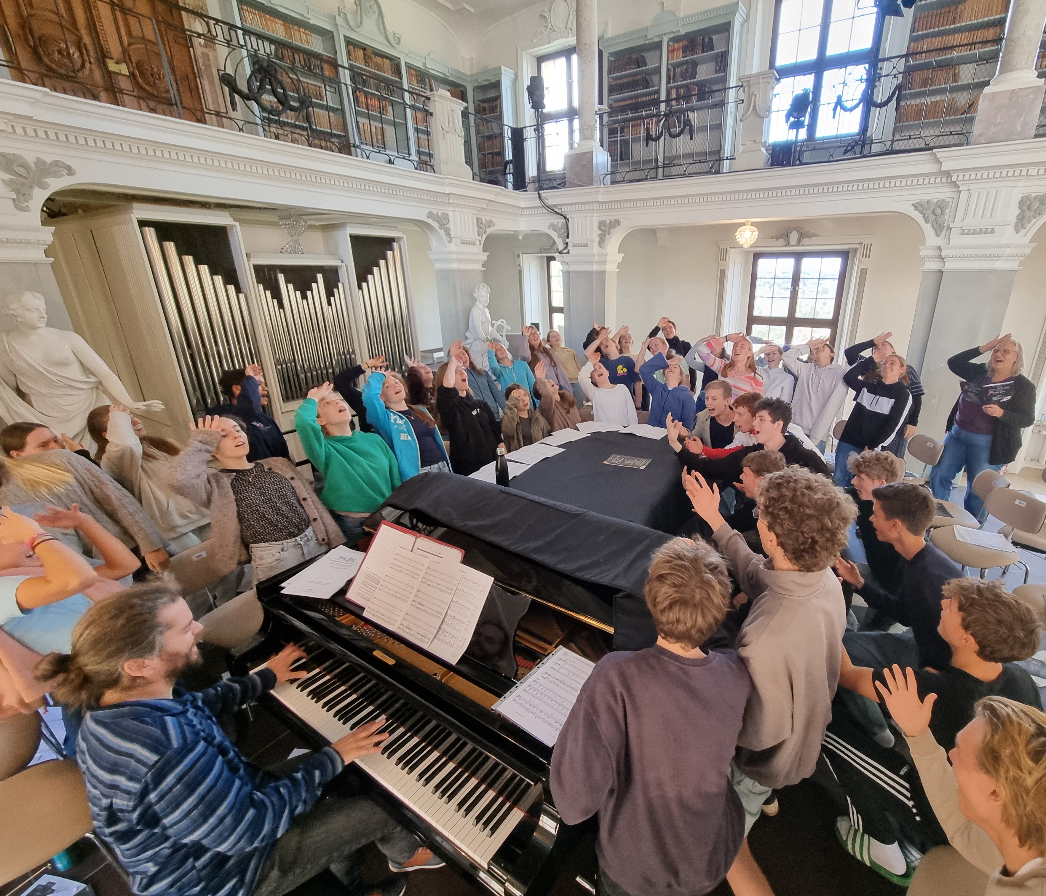 Ein Chor singt ein Musikstück.