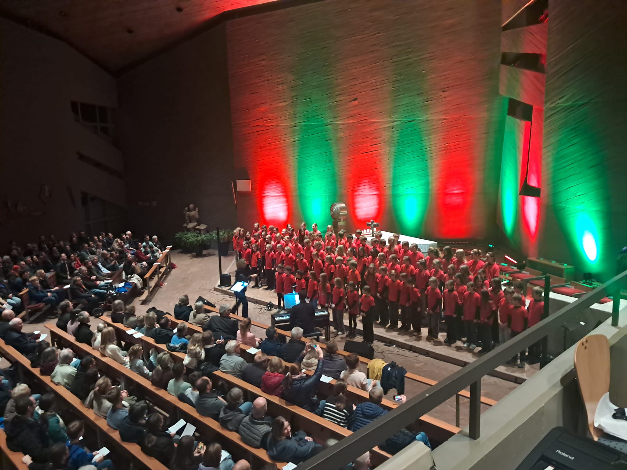 Der Musicalchor mit über 100 Sängerinnen und Sängern mit den roten Konzert-T-Shirts