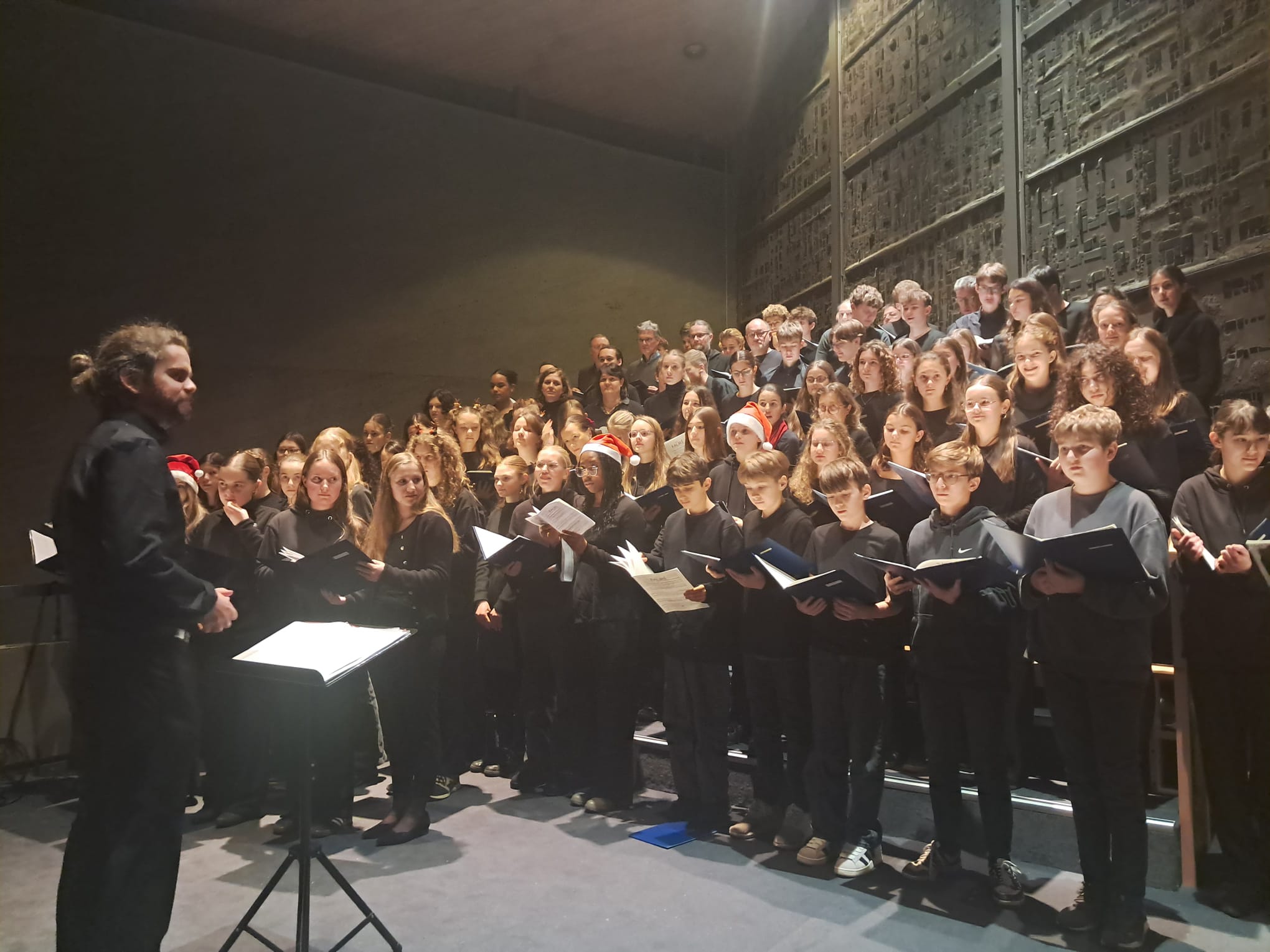 Der MOB-Chor mit dem Dirigenten David Brost