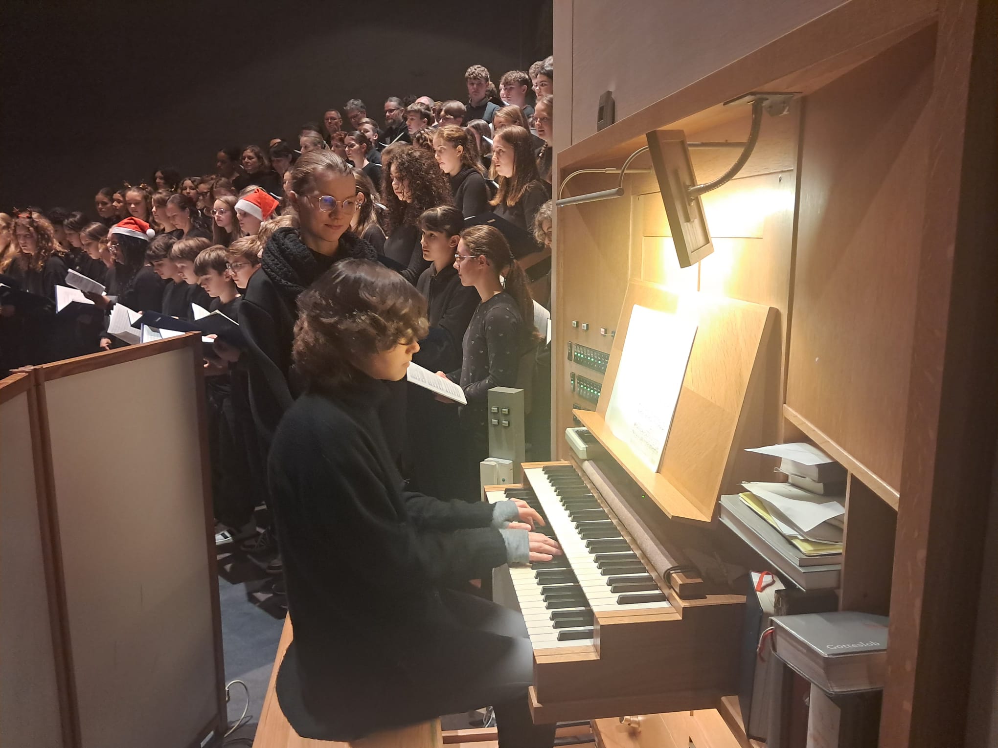 Der MOB-Chor mit dem ersten Stück, gesungen auf der Empore und mit Orgelbegleitung