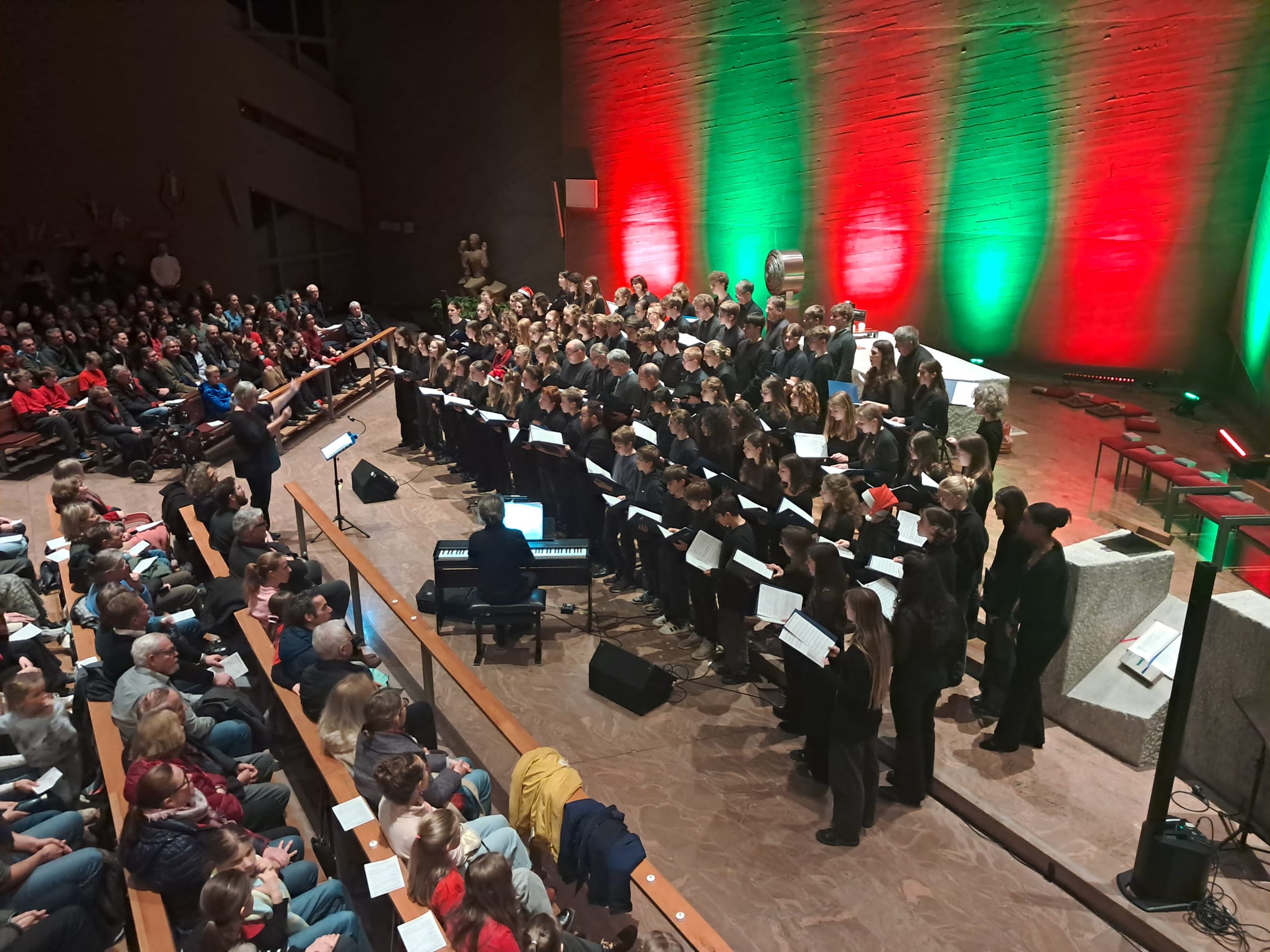 Der MOB-Chor verstärkt durch Eltern und Ehemalige auf der unteren „Bühne“