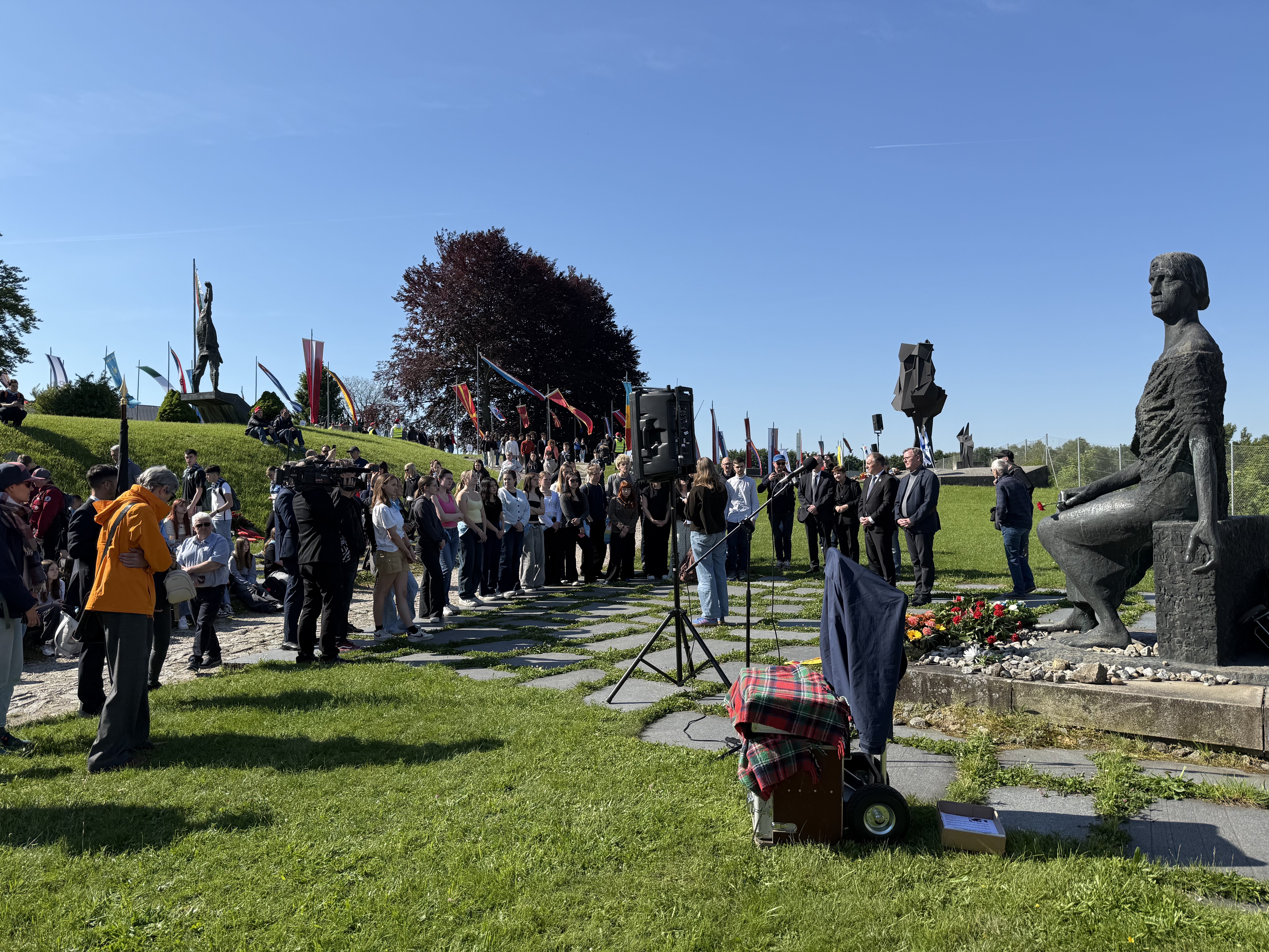 Menschen bei einer Gedenkveranstaltung vor dem Mahnmal im ehemaligen Konzentrationslager Mauthausen.